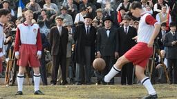 Landauer – Der Präsident: 0er Präsident Radschuweit (Eisi Gulp), der Münchner Oberbürgermeister Karl Scharnagel (Harry Täschner), FC Präsident Kurt Landauer (Josef Bierbichler) und FC Vize Siggi Hermann (Herbert Knaup) beim Derby 1860-FC Bayern.