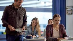 Lehrer Dirkens (Florian Stetter) hat keine guten Nachrichten für Emily (Lina Hüesker).