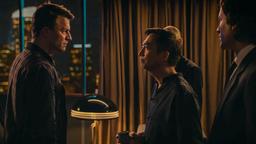 Linus (Friedrich Mücke) konfrontiert Linden Li (David K. Tse) mit dem Verdacht, dass er das Verschwinden von Luca verursacht hat.