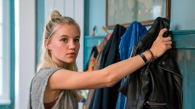 Bild: BR/good friends Filmproduktion/BR/good friends Filmproduktion/MDR/SWR/Oliver Vaccaro Lisas Tochter Bianca (Louise S. Arnold) ist sauer, dass Patrick ihren Matteo ausgefragt hat.