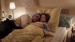 Lothar (Jens Harzer) lernt im Hospiz Rosa (Corinna Harfouch) kennen und entwickelt Gefühle für sie.