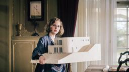 Lotte (Alicia von Rittberg) präsentiert dem Ehepaar Ludwig das fertiggestelle Modell ihrer geplanten Villa.