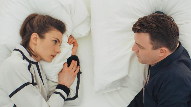 Luca (Laura de Boer) und Linus (Friedrich Mücke) treffen sich virtuell.