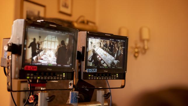 Blick auf die Kamera-Monitore während der Tischgebet-Szene.