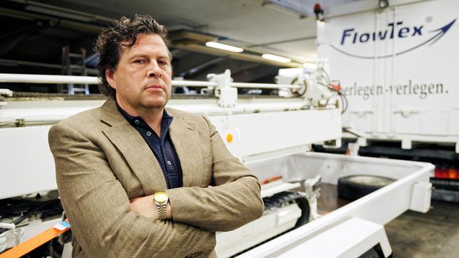 Manfred Brenner (Hans-Jochen Wagner) ist entschlossen mit seiner Firma FlowTex und den Horizontalbohrmaschinen zu reüssieren.
