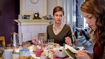 Bild: WDR/Nik Konietzny Marie (Linn Reusse) erzählt ihrer Mutter Elke Seeberg (Christiane Paul) von ihren Umzugsvorbereitungen. Sie will mit ihrem marokkanischen Freund Khalid zusammenziehen.
