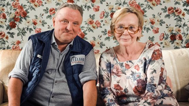 Bild: NDR/Gordon Timpen Marko Wendrichs (Axel Prahl) und Frau Horn (Christine Schorn) schauen Soaps im Fernsehen