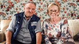 Marko Wendrichs (Axel Prahl) und Frau Horn (Christine Schorn) schauen Soaps im Fernsehen