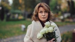 Martha (Senta Berger) gibt sich die Schuld am Tod ihrer Tochter.