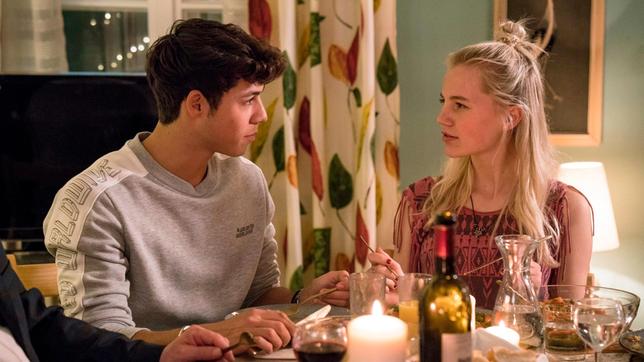 Bild: BR/good friends Filmproduktion/BR/good friends Filmproduktion/MDR/SWR/Oliver Vaccaro Matteo (Leon Klein) und Bianca (Louise S. Arnold) schämen sich für ihre peinlichen Familien.