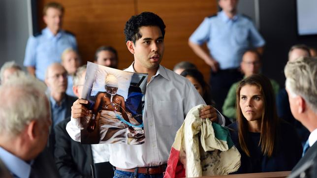 Miguel (Kristyan Ferrer) ist nach Deutschland gekommen, um als Nebenkläger im Prozess gegen HSW aufzutreten. Als das nicht zugelassen wird, drückt er seinen Protest mit einem Foto seines mit deutschen Importwaffen schwer verletzten Bruders aus.