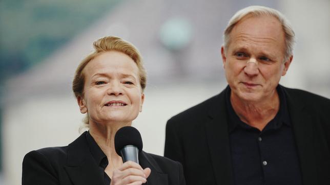 Bild: SWR/ORF/David Steinbach Michou Frisz als Festspielpräsidentin und Ulrich Tukur als Marius Atterson bei der Pressekonferenz zur Neuinszenierung von „Don Giovanni“.
