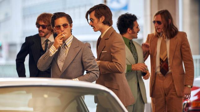 Bild: WDR/Frank Dicks Mick Sommer (Tim Oliver Schultz, Mitte) ist so etwas wie der Rockstar der Herstatt-Bank: das hell leuchtende Zentrum der "Goldjungs", der Garant für große Gewinne durch den Devisenhandel.