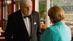 Ministerpräsident Horst Seehofer (Josef Bierbichler) trifft in Bayreuth auf Angela Merkel (Imogen Kogge).