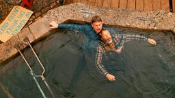 Mit einem beherzten Sprung in den Lauterbronner Brunnen versucht Martin (Sebastian Bezzel), seinen Freund Bernhard (Michael Roll) vor Verletzungen zu bewahren.