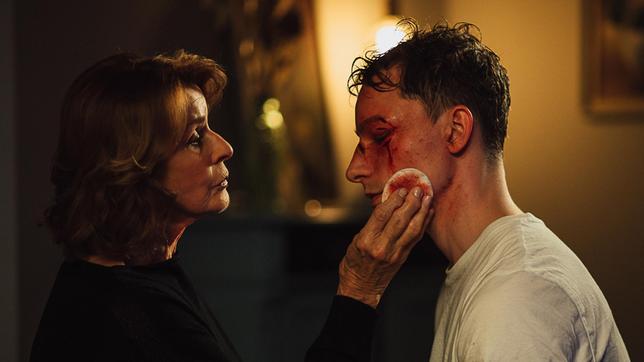 Bild: NDR/Andrea Hansen/Jan Raiber Möchte Tommy (Jonathan Berlin) helfen: Martha (Senta Berger)