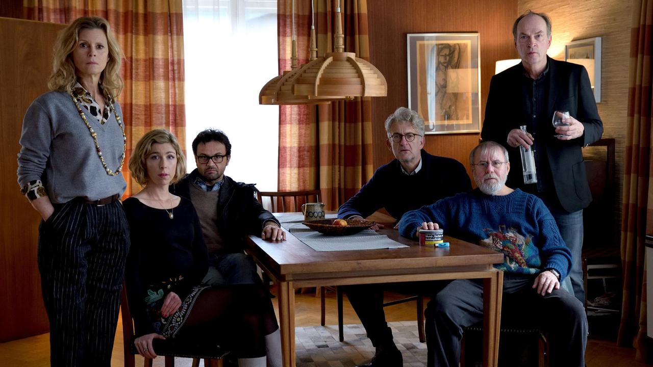 Nach dem Tod des Vaters bzw. Schwiegervaters sind Linda (Leslie Malton), Franziska (Brigitte Zeh), Uli (Michael Rotschopf), Jakob (Dominic Raacke), Joschi (Joachim Król) und Fred (Herbert Knaup) in dessen Haus eingetroffen, weil sie hoffen, die Testamentsfrage zu ihren Gunsten zu lösen.
