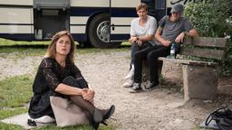 Hilde (Susanne Wolff) hört der Trauerbegleiterin zu, die Gangster Tom (Christopher Schärf) und Richy (Georg Friedrich) warten, dass der Schlauch vom Bus repariert wird und der Bus weiterfahren kann.