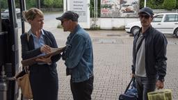 Irma (Lisa Wagner), Richy (Georg Friedrich), Tom (Christoph Schärf): Die Gauner kapern den Bus.