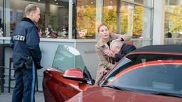 Mareike (Andrea Sawatzki) verfrachtet ihren Vater Xaver (Branko Samarovski) gegen dessen Willen ins Auto.