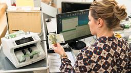 Carmen (Karloina Lodyga) findet Falschgeld in der Kasse ihres Mannes.