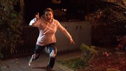 Carmen (Karolina Lodyga) flippt aus, als sie völlig unvorbereitet Schwiegervater Xaver (Branko Samarovski) vor ihrem Haus sitzen sieht.