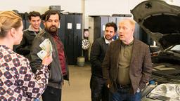 Carmen (Karolina Lodyga) konfrontiert ihren Mann Dietrich (Simon Schwarz, rechts) und die Gebrauchtwagenschieber mit dem Falschgeld.