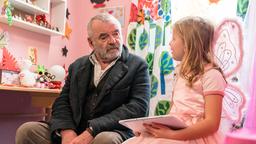 Opa Xaver (Branko Samarovski) trifft zum ersten Mal auf seine Enkeltochter Anabelle (Anja Tillmann).