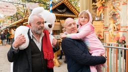 Xaver (Branko Samatovski), Sohn Dietrich (Simon Schwarz) und Enkelin Anabelle (Anja Tillmann) besuchen eine Kirmes.