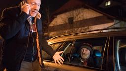 Dietrich (Simon Schwarz) telefoniert mit seiner Schwester, um Vater Xaver (Branko Samarovski) loszuwerden.