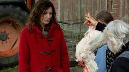 Oma Lisbeth (Jutta Wachowiak) schenkt Hanne (Iris Berben) zum Abschied ein frischgeschlachtetes Huhn.
