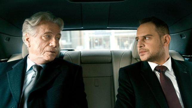 Bild: SWR/AlamodeFilm/Felix Cramer Pius Ott (Jürgen Prochnow) ist enttäuscht: Nachdem er einen Selbstmord beobachten musste, hat sich Urs Blank (Moritz Bleibtreu) entschlossen auszusteigen. Damit ist der prestigeträchtige und lukrative Auftrag s an Blank hinfällig.