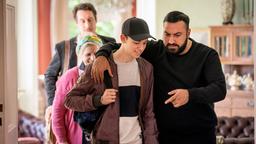 Plötzlich wieder zur Schule gehen, wer ist nicht schonvon diesem Alptraum aufgewacht? Für den Lehrer Fabian Sorge (Hans Löw) wird er zur Wirklichkeit. Kurz vor seiner Verbeamtung kommt heraus, dass er als junger Mann sein Abiturzeugnis gefälscht hat. In Zeiten des Lehrermangels lässt man sich auf einen Deal ein: Erbekommt seine Stelle zurück, wenn er binnen einem Jahr sein Abitur nachmacht. Fabian lernt nicht nur die sonderbare Welt der Erwachsenenbildung kennen, sondern auch die Nöte seiner Mitschüler, die alle vom Leben betrogen wurden und nun ihre zweite Chance suchen. Doch die wird ihnen gründlich verbaut. Ein Immobilienentwickler (Peer Martiny) lässt das private Kolleg, das alle besuchen, schließen. Die Klasse tut sich als Lerngruppe zusammen und steht nun vor einer wichtigen Frage: Weitermachen wie bisher oder sich auf die Hinterbeine stellen und sich wehren? - Fabians Sohn Luca (Victor Diderich) lernt die Lerngruppe kennen: vorn Yusuf (Sami Nasser), dahinter Hellen (Johanna Gastdorf) und Fabian Sorge (Hans Löw)