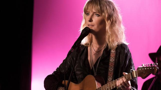Bild: NDR/Erika Hauri Pola (Maria Furtwängler) singt für ihre Tochter.