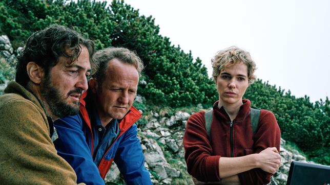 Ralf Sommer (Jan Messutat, links) schildert Erhardt (Maximilian Brückner) und Birgit (Verena Altenberger) die Lage in der Höhle.