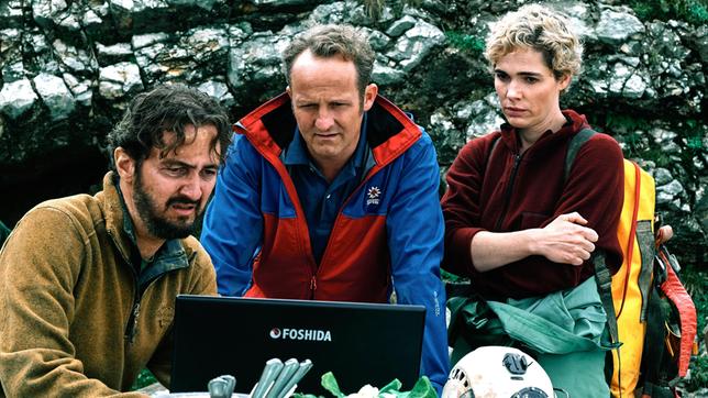 Ralf Sommer (Jan Messutat, links) schildert Erhardt (Maximilian Brückner) und Birgit (Verena Altenberger) die Lage in der Höhle.