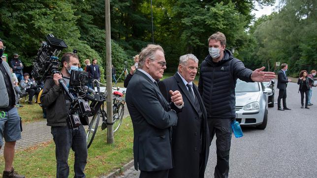 Bild: NDR/Thorsten Jander Regisseur Félix Koch erklärt Heinz Hoenig (Mitte) und Mike Darlinger die nächste Szene.
