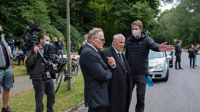 Regisseur Félix Koch erklärt Heinz Hoenig (Mitte) und Mike Darlinger die nächste Szene.