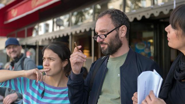 Regisseur Titus Selge (re.) mit Regieassistentin Tatiana Merizalde Dobles (li.) am Set von „Unterwerfung“ in Paris.