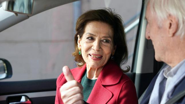 Rose Just (Hannelore Elsner) erklärt ihrem Lebensgefährten Werner Wittich (Günther Maria Halmer), dass sie ihrer Tochter nicht glaubt, dass sie schwanger ist.