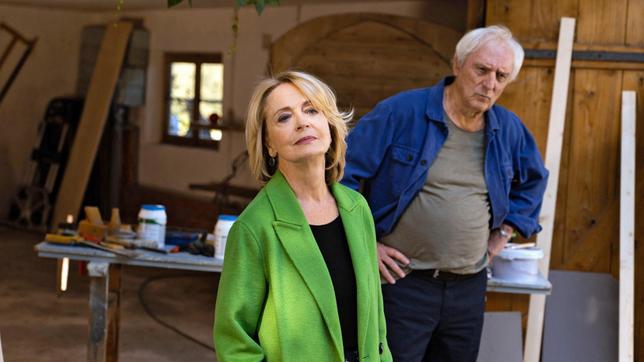 Bild: BR/ARD Degeto/ORF/Neue Schönhauser Filmproduktion GmbH/Luis Zeno Kuhn Rose Just (Gisela Schneeberger) mit ihrem Lebensgefährten Werner Wittich (Günther Maria Halmer) vor ihrem Landhaus.