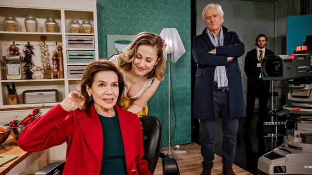 Bild: BR/ARD Degeto/ORF/Neue Schönhauser Filmproduktion GmbH/Bernd Schuller Rose (Hannelore Elsner, links) platzt zusammen mit ihrem Lebensgefährten Werner Wittich (Günther Maria Halmer) unangekündigt ins TV-Studio, in dem Tochter Nina (Marlene Morreis) für einen Verkaufssender arbeitet.