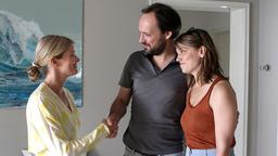 Sandra (Mira Bartuschek) lernt Steffen (Felix Knoop) kennen, den Mann ihre Studienfreundin Katrin (Britta Hammelstein).