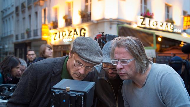 Schauspieler Edgar Selge (li.) begutachtet zusammen mit Regisseur Titus Selge (Mitte) und Kameramann Martin Farkas (re.) eine eben gedreht Szene in Paris. - Arbeitsfoto