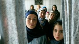 Sehra (Neshe Demir) mit Hanna (Sue Moosbauer) in der Moschee.