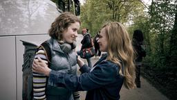 Seit Mia (Katharina Stark) studiert, ist das Verhältnis zwischen ihr und ihrer Mutter Jenni (Anja Schneider) viel entspannter, das merkt man auch zum Abschied nach dem Wochenende.