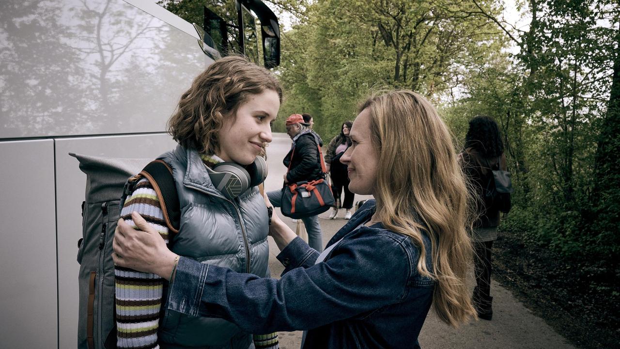 Seit Mia (Katharina Stark) studiert, ist das Verhältnis zwischen ihr und ihrer Mutter Jenni (Anja Schneider) viel entspannter, das merkt man auch zum Abschied nach dem Wochenende.