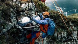 Stefan Gerner (Philip Birnstiel, rechts) bringt den verletzten Josef Häberle (Roland Silbernagl) aus der Höhle.