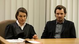 Tom (Felix Klare) und seine Anwältin Sabine Slowinski (Jule Gartzke) fürchten, dass auch im Sorgerechtsverfahren gegen sie entschieden wird.