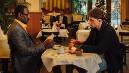Tommy (Jonathan Berlin) holt sich Rat bei einem Anwalt (Jerry Kwarteng).